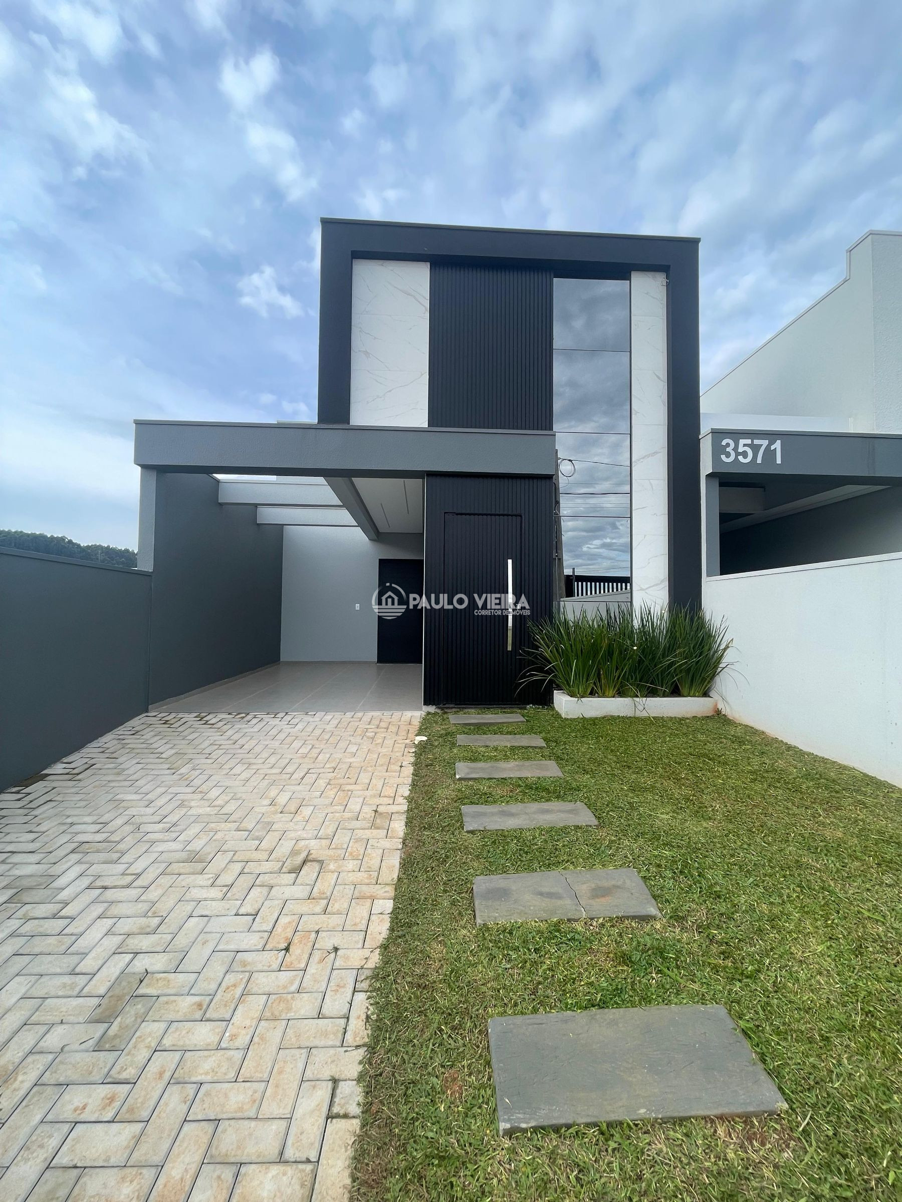 CASA COM PÉ DIREITO DUPLO E ÓTIMO ACABAMENTO 