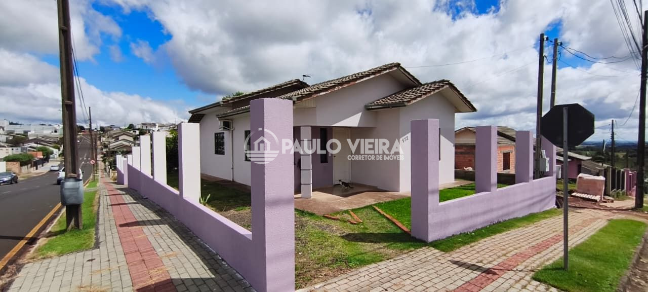 CASA DE ESQUINA COM LOTE GRANDE