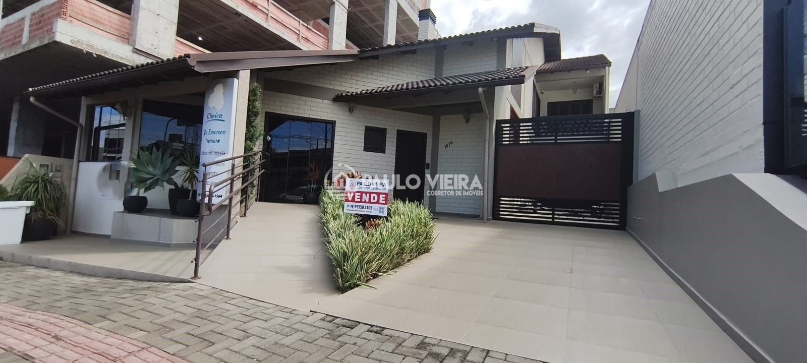 CASA ALTO PADRÃO COM SALA COMERCIAL NO CENTRO