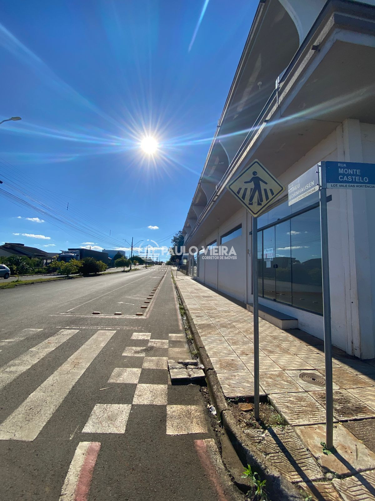 SALA COMERCIAL DE ESQUINA COM 200M?