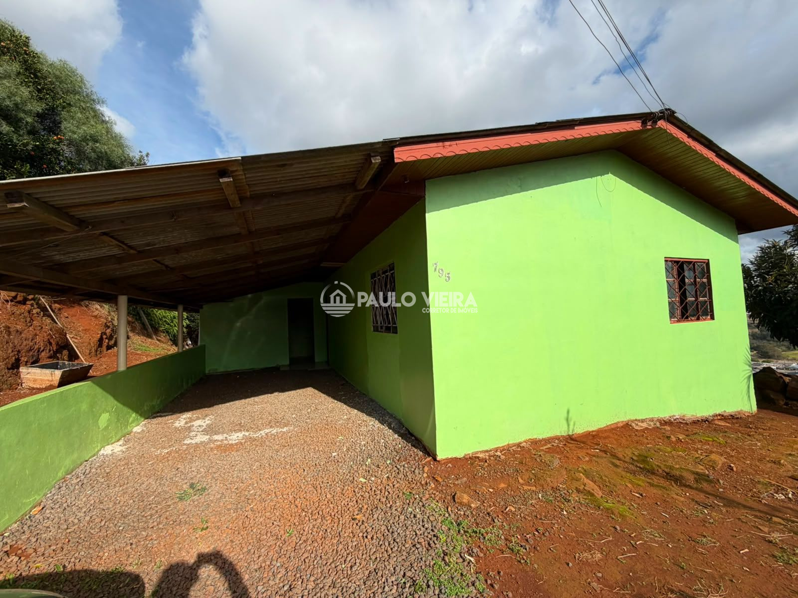 CASA COM AMPLO TERRENO