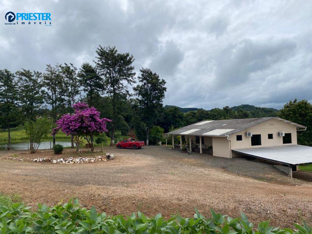 🌳 Encante-se com este Lindo Sítio no Km 20 para locação! 