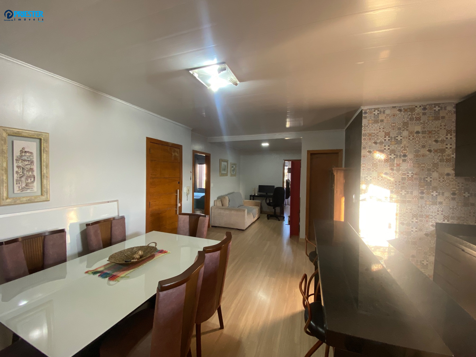 LINDO APARTAMENTO SEMI-MOBILIADO COM DOIS QUARTOS MAIS UMA SUITE