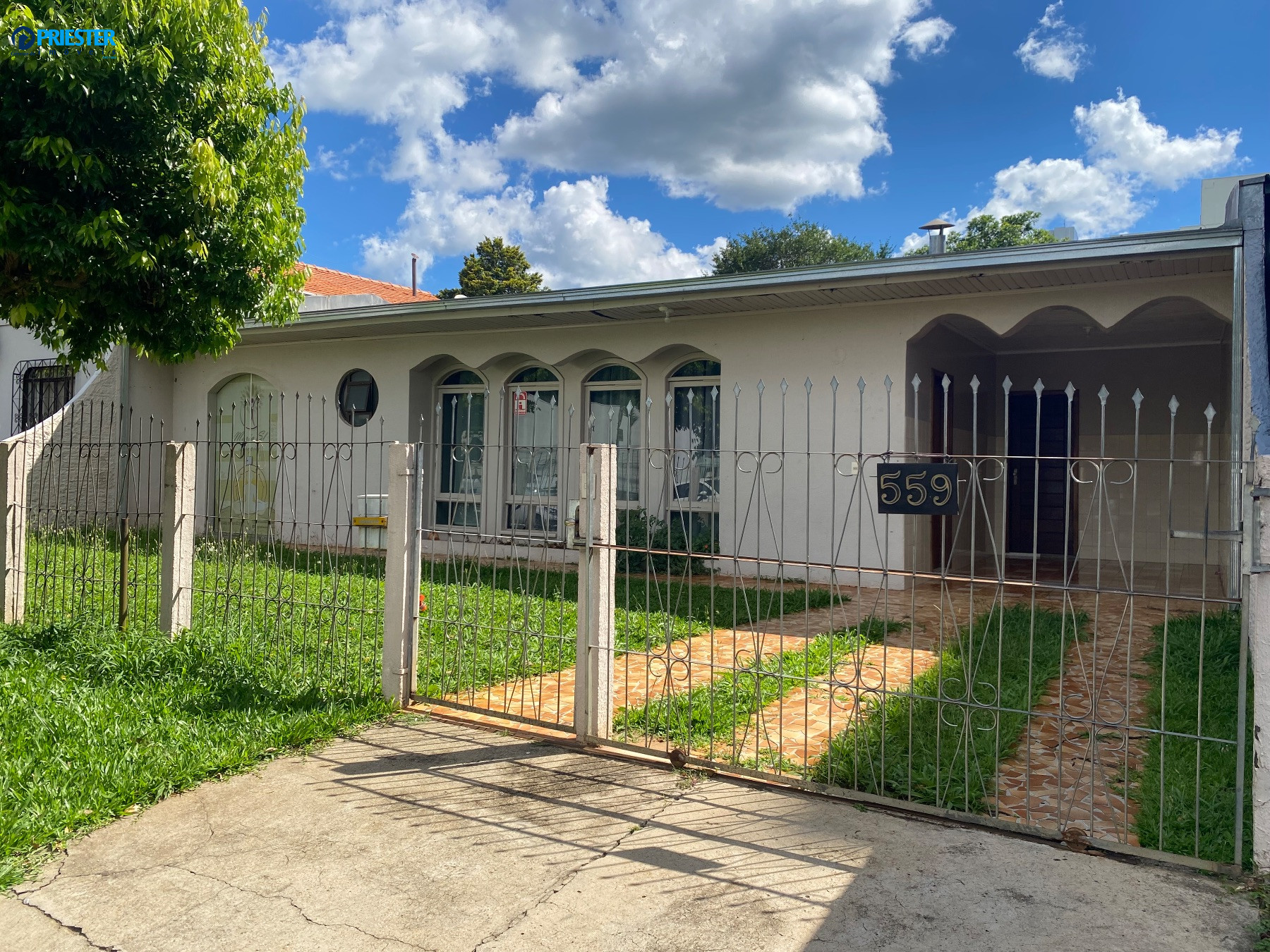 LINDA CASA A VENDA NO BAIRRO INDUSTRIAL, 01 SUITE MAIS 02 QUARTOS! 