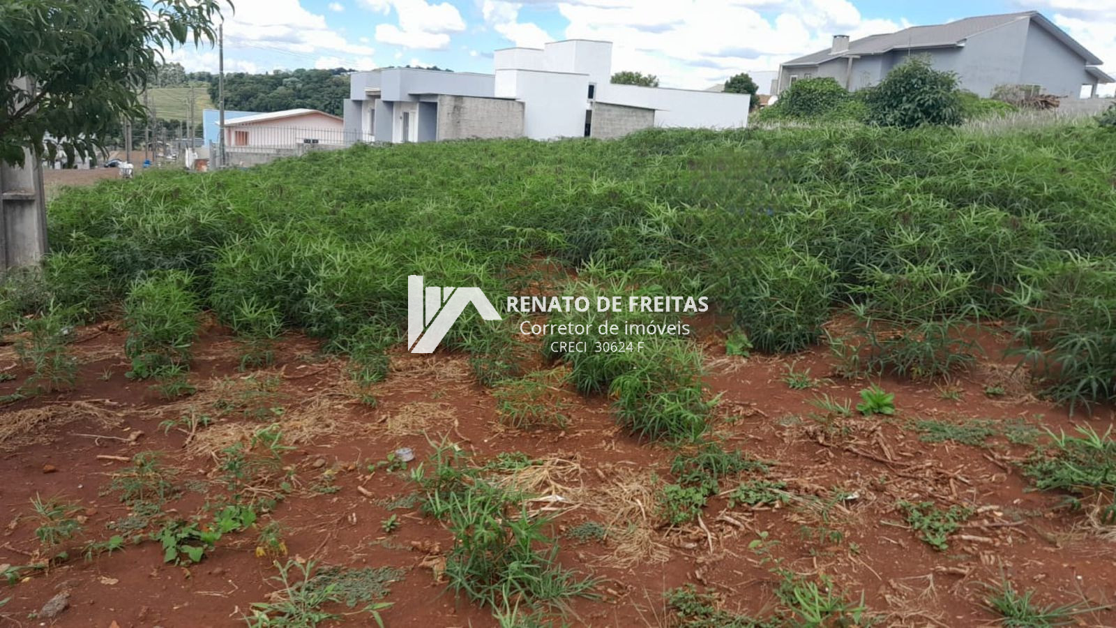 TERRENO PLANO PRONTO PARA CONSTRUIR