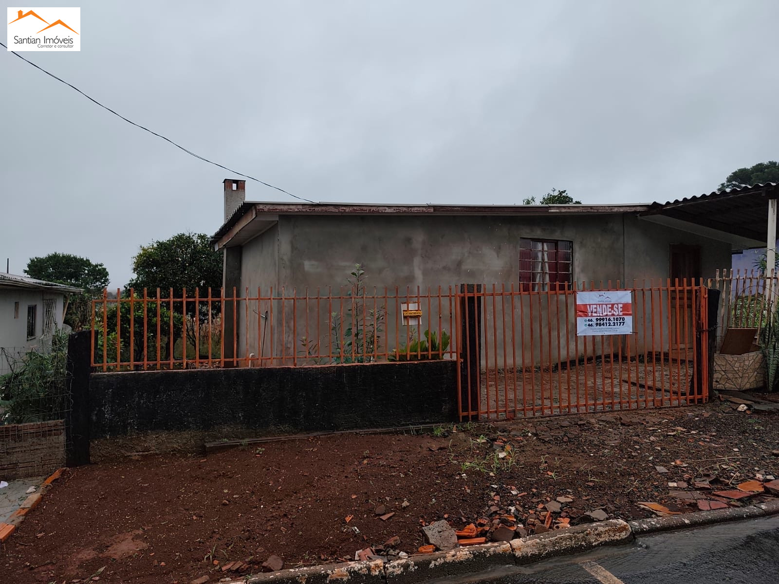 Casa com grande lote.