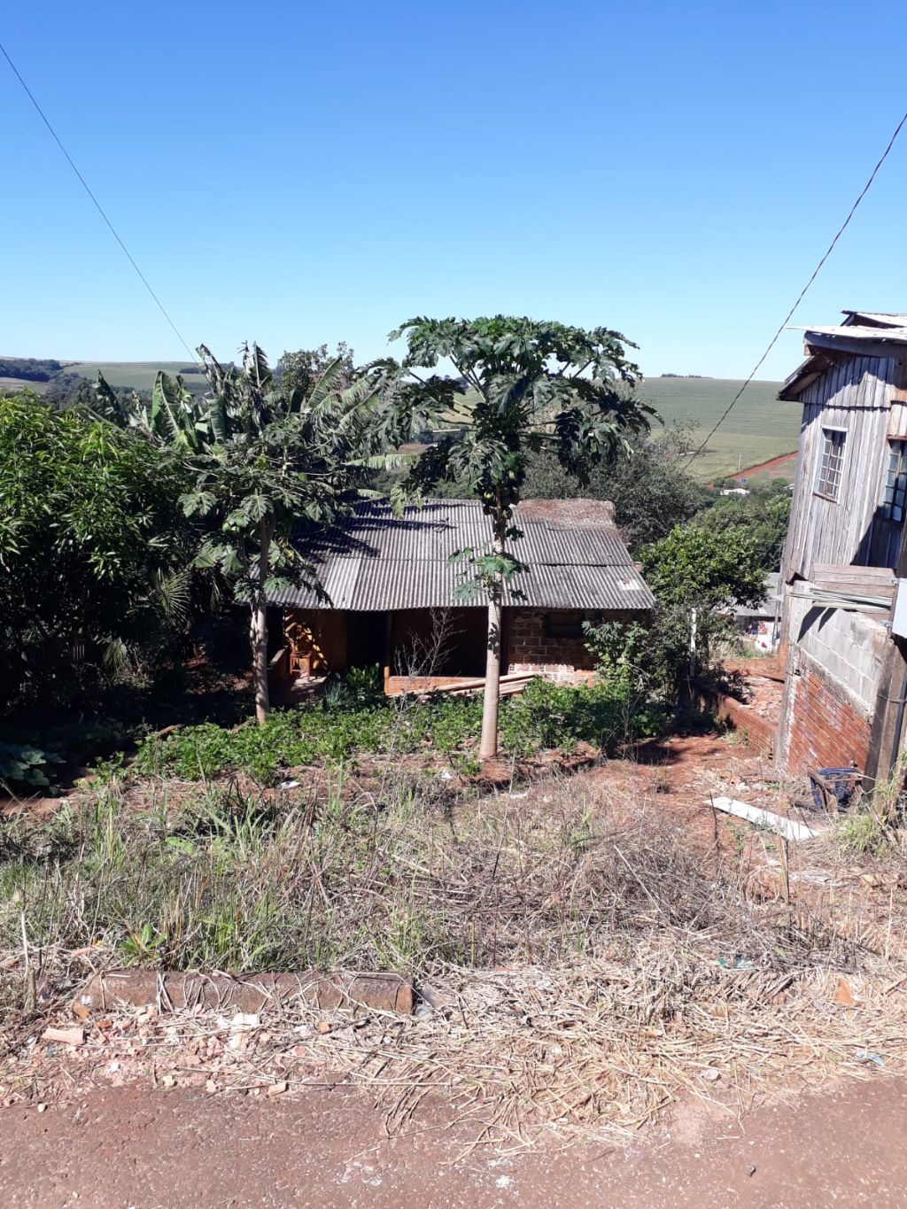 Lote com casa  venda. 