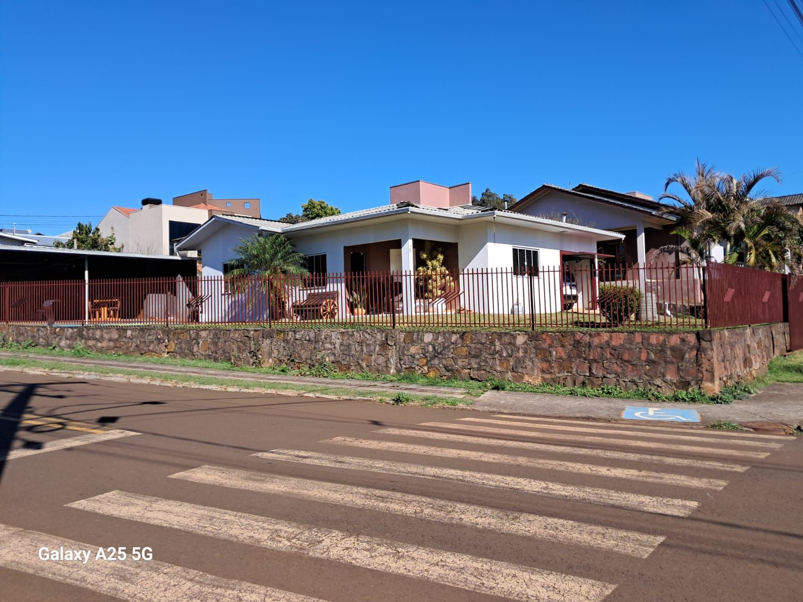 Linda casa em bairro excelente.