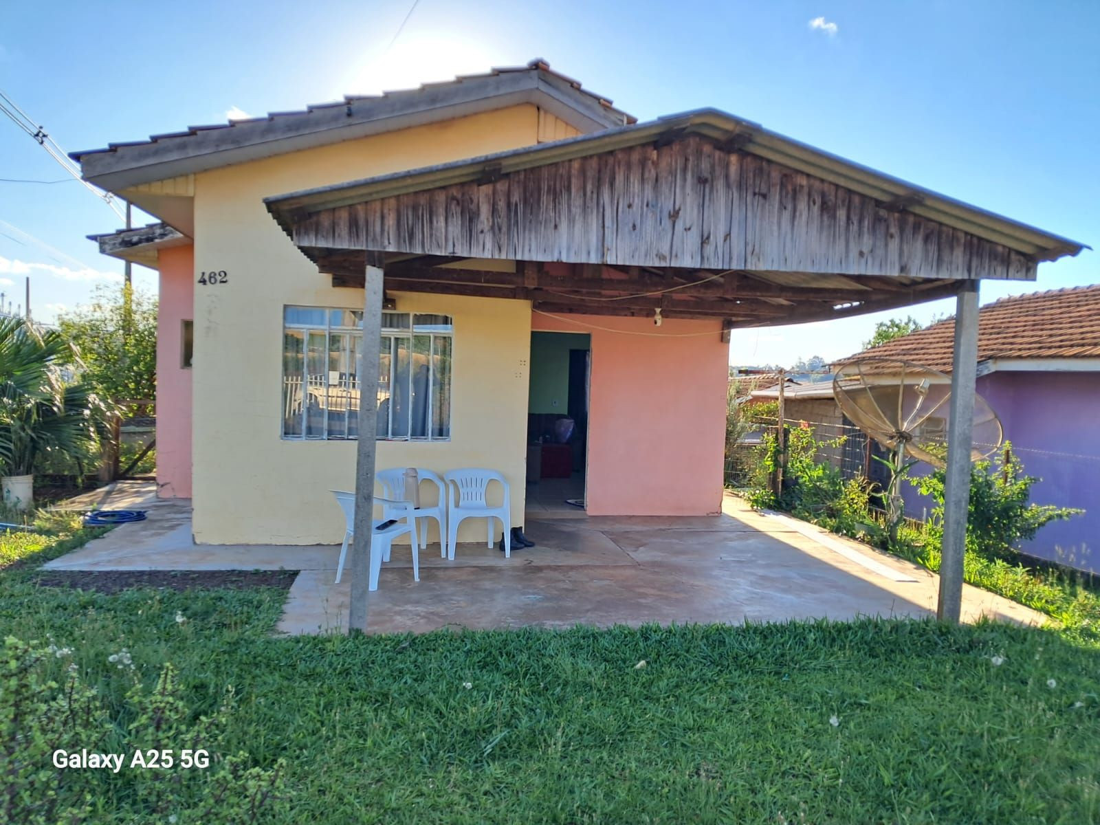 Casa de esquina com tima localizao.