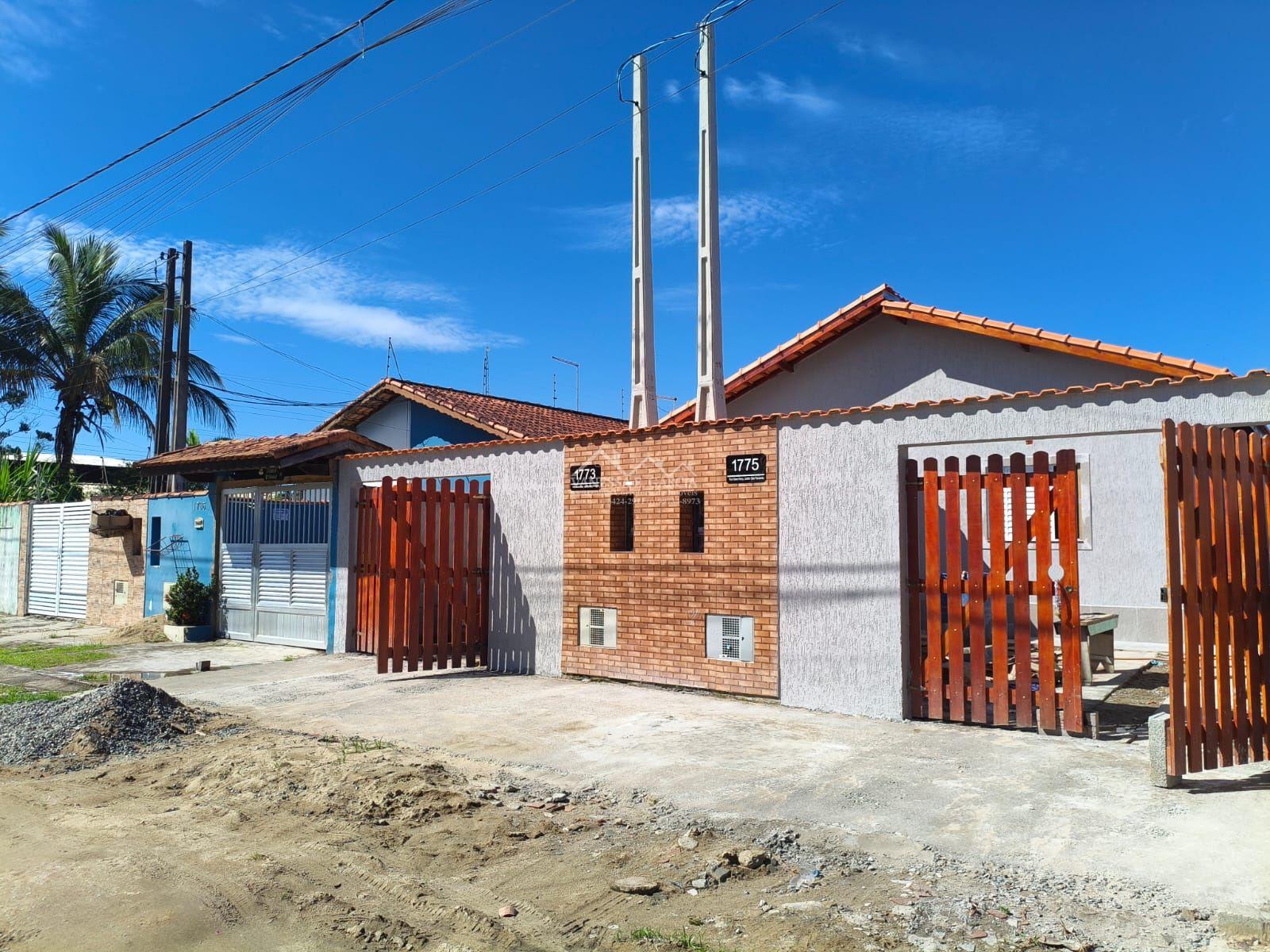 Casa nova, lado serra (pista) , com piscina localizada na Cidade de Itanhaém.