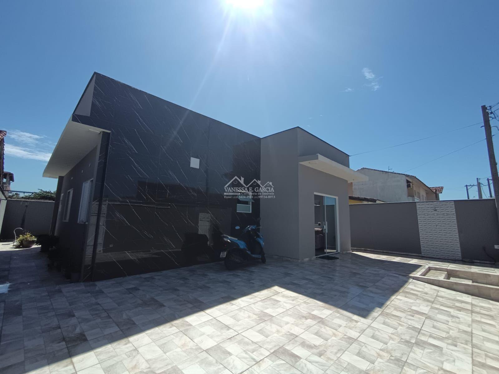 Casa nova, lado serra (pista) , com piscina localizada na Cidade de Itanhaém.