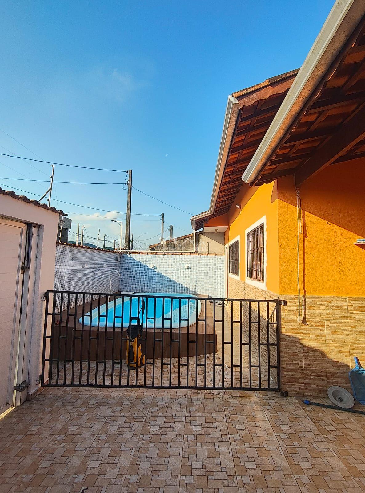 Casa com piscina, lado praia (550 mts de distancia da praia), rua pavimentada