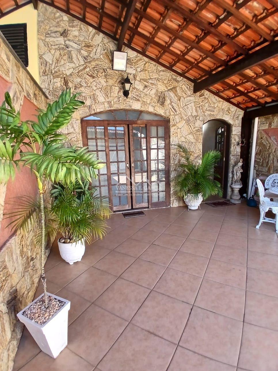 Belíssima Casa na Cidade de Mongaguá, (Lado serra) 320 Mts da Pista.💰410.000,00