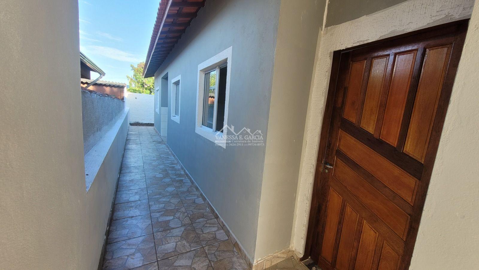 Casa nova, lado serra (pista) , com piscina localizada na Cidade de Itanhaém.